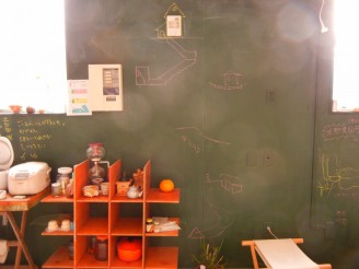 本日は、ファミリー工房が提案している多くのリフォームアイディアの中から、 お部屋の雰囲気をがらっと変える内装仕上げのひとつ、「黒板塗料」をピックアップしてご紹介します。 黒板塗料はその名のとおり、塗った個所が黒板として使えるという塗料です。 本日は、ファミリー工房が提案している多くのリフォームアイディアの中から、 お部屋の雰囲気をがらっと変える内装仕上げのひとつ、「黒板塗料」をピックアップしてご紹介します。 黒板塗料はその名のとおり、塗った個所が黒板として使えるという塗料です。