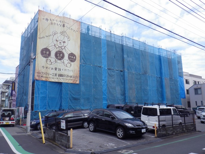 高圧洗浄、下地処理は徹底して終わり、長年の汚れ等もしっかりと落ちましたので、当社の特大サイズの垂れ幕を貼って来ました 高圧洗浄、下地処理は徹底して終わり、長年の汚れ等もしっかりと落ちましたので、当社の特大サイズの垂れ幕を貼って来ました