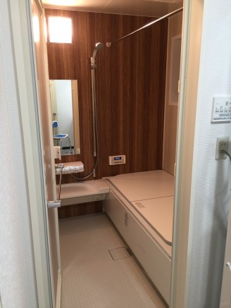 フクビのバスパネルをタイルの上から施工して、まるでユニットバスのような仕上がりになりました。とても明るい空間になりましたね。 フクビのバスパネルをタイルの上から施工して、まるでユニットバスのような仕上がりになりました。とても明るい空間になりましたね。