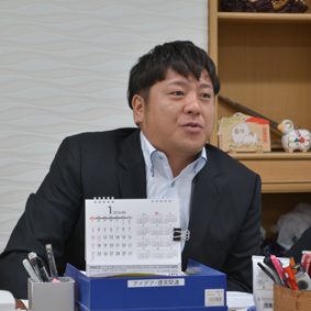 今 小倉統括が話していましたが、もちろん私も草創期のメンバーです。(笑) 話を聞きながらいろいろなことを想い出していました。「チームワーク」ということばがあります。何かみんなで一つのことを分担してやりとげるイメージがありますよね。そういう一面があるのはもちろんです。しかし、一方では「まずは自分の役割(役目)をきっちりと果たす」ということがチームワークだと言えます。自分のこともできていないのに、誰かの役に立てるわけがありませんよね。ファミリーグループもスタッフもこの考え方をしっかり身につけてください。あなたの隣の人を助けるのは、今あなたがしている仕事をしっかりやりきる(やりきってから)ということです。今期のスタートの大切な日です。今日の各リーダーの想い、話を心に刻んでください。今期も宜しくお願いします!! 今 小倉統括が話していましたが、もちろん私も草創期のメンバーです。(笑) 話を聞きながらいろいろなことを想い出していました。「チームワーク」ということばがあります。何かみんなで一つのことを分担してやりとげるイメージがありますよね。そういう一面があるのはもちろんです。しかし、一方では「まずは自分の役割(役目)をきっちりと果たす」ということがチームワークだと言えます。自分のこともできていないのに、誰かの役に立てるわけがありませんよね。ファミリーグループもスタッフもこの考え方をしっかり身につけてください。あなたの隣の人を助けるのは、今あなたがしている仕事をしっかりやりきる(やりきってから)ということです。今期のスタートの大切な日です。今日の各リーダーの想い、話を心に刻んでください。今期も宜しくお願いします!!