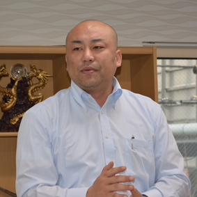 私は会社の草創期からのメンバーの一人です。12年間いろいろなことがありました。いつでも困難・壁・障害はありました。それを一つ一つ乗り越えてここまできました。そして成長してきました。今いるスタッフに同じことを望んではいません。なぜならファミリーグループも大きく成長したからです。今いるスタッフにはこれからのグループをしっかり支えていってもらわなければなりません。そのための困難・壁・障害は、私が経験してきたものとはちょっと違います。同じなのはの「乗越え・成長する」という一点です。頑張っていきましょう! 私は会社の草創期からのメンバーの一人です。12年間いろいろなことがありました。いつでも困難・壁・障害はありました。それを一つ一つ乗り越えてここまできました。そして成長してきました。今いるスタッフに同じことを望んではいません。なぜならファミリーグループも大きく成長したからです。今いるスタッフにはこれからのグループをしっかり支えていってもらわなければなりません。そのための困難・壁・障害は、私が経験してきたものとはちょっと違います。同じなのはの「乗越え・成長する」という一点です。頑張っていきましょう!