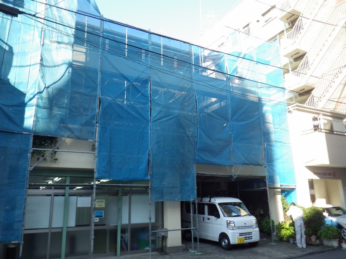 外観としては、メッシュシートが工事の終盤まで掛かっていますので、見た目の変化は 分かりづらいですが、メッシュシート・足場が外れると、綺麗に一新された本体がお目 見えします 外観としては、メッシュシートが工事の終盤まで掛かっていますので、見た目の変化は 分かりづらいですが、メッシュシート・足場が外れると、綺麗に一新された本体がお目 見えします