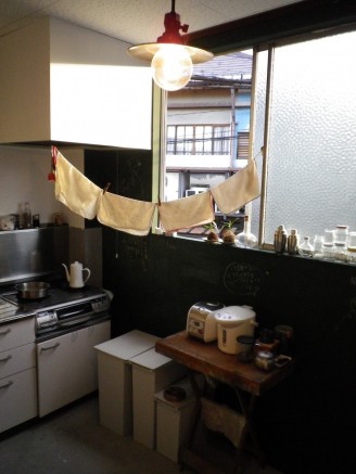 本日は、ファミリー工房が提案している多くのリフォームアイディアの中から、 お部屋の雰囲気をがらっと変える内装仕上げのひとつ、「黒板塗料」をピックアップしてご紹介します。 黒板塗料はその名のとおり、塗った個所が黒板として使えるという塗料です。 本日は、ファミリー工房が提案している多くのリフォームアイディアの中から、 お部屋の雰囲気をがらっと変える内装仕上げのひとつ、「黒板塗料」をピックアップしてご紹介します。 黒板塗料はその名のとおり、塗った個所が黒板として使えるという塗料です。