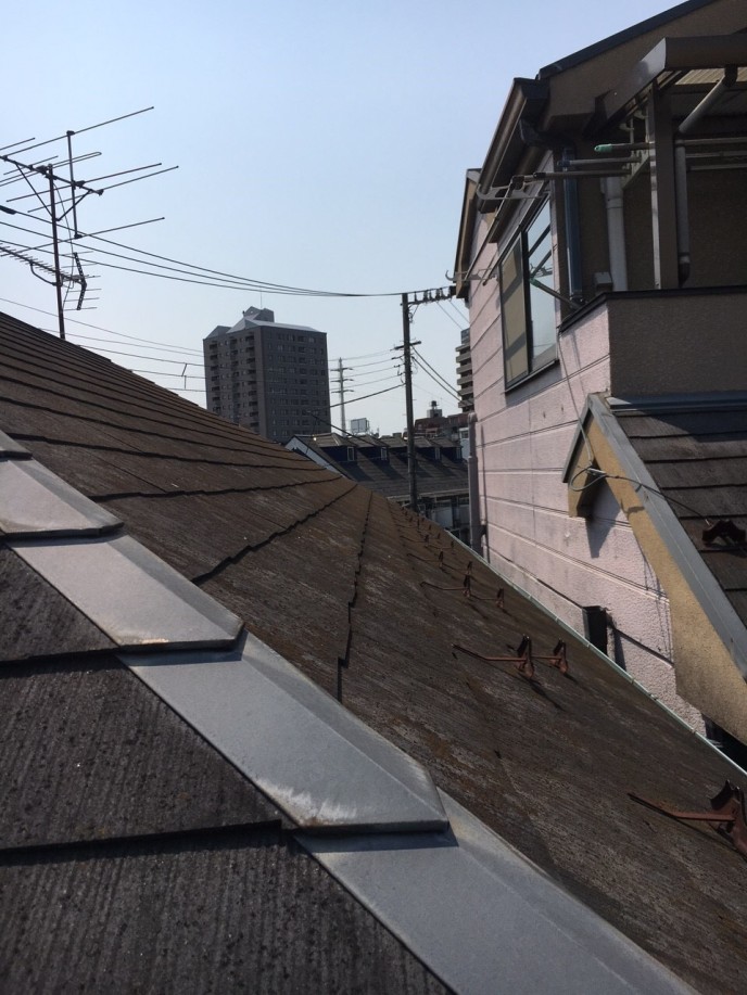 IMG_1244 はじめまして。5月から杉並支店に配属となりました水上です!今日はもともと私自身も経験していた屋根と外装の塗装についてご紹介したいと思います! 下塗り材や塗料にもよりますが、やはり塗装のお手入れのメンテナンスは『10年』が目処だと感じます!環境によっては排気ガスによる汚れや雑草やコケによる劣化など様々見受けられますが、やはり雨水などが建物内に入ることを防ぐことが塗装の鉄則となります。屋根や外壁は景観も綺麗になる上、建物の寿命も明らかに異なり長持ちします!もし少しでも塗装などでお考えでしたらお気軽にご相談ください!