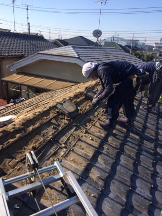 既存の屋根の瓦を降ろします 既存の屋根の瓦を降ろします