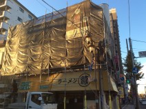 ラーメン屋さんの外壁部分が非常に汚れていたので、汚れを落とすのと歩行者の通行と苦労をしました。 ラーメン屋さんの外壁部分が非常に汚れていたので、汚れを落とすのと歩行者の通行と苦労をしました。