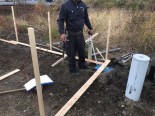 ②杭を打ち込み、高さの設定を行います。 ②杭を打ち込み、高さの設定を行います。