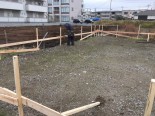 ④配置と高さ、矩のチェックを行い、基礎のやりかたを出します。 ④配置と高さ、矩のチェックを行い、基礎のやりかたを出します。