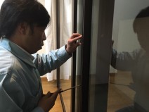 この窓の工事、非常に簡単にできちゃうんです。採寸した後、工場で加工、持ってきて一箇所30分くらいの作業で取り付けられちゃうんですよ。 この窓の工事、非常に簡単にできちゃうんです。採寸した後、工場で加工、持ってきて一箇所30分くらいの作業で取り付けられちゃうんですよ。