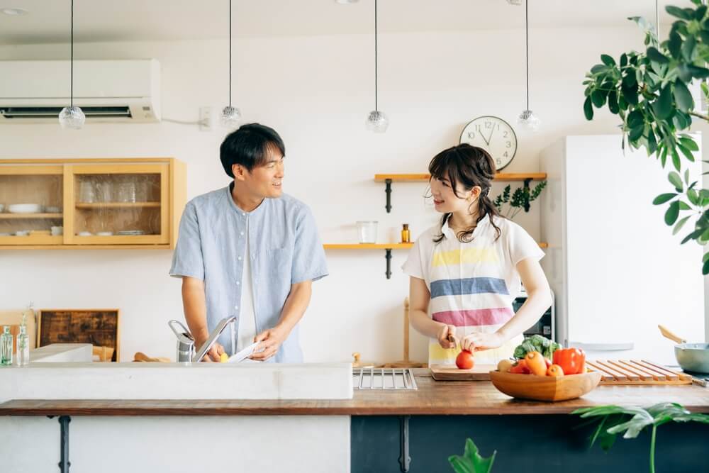 キッチンで料理を楽しむ夫婦