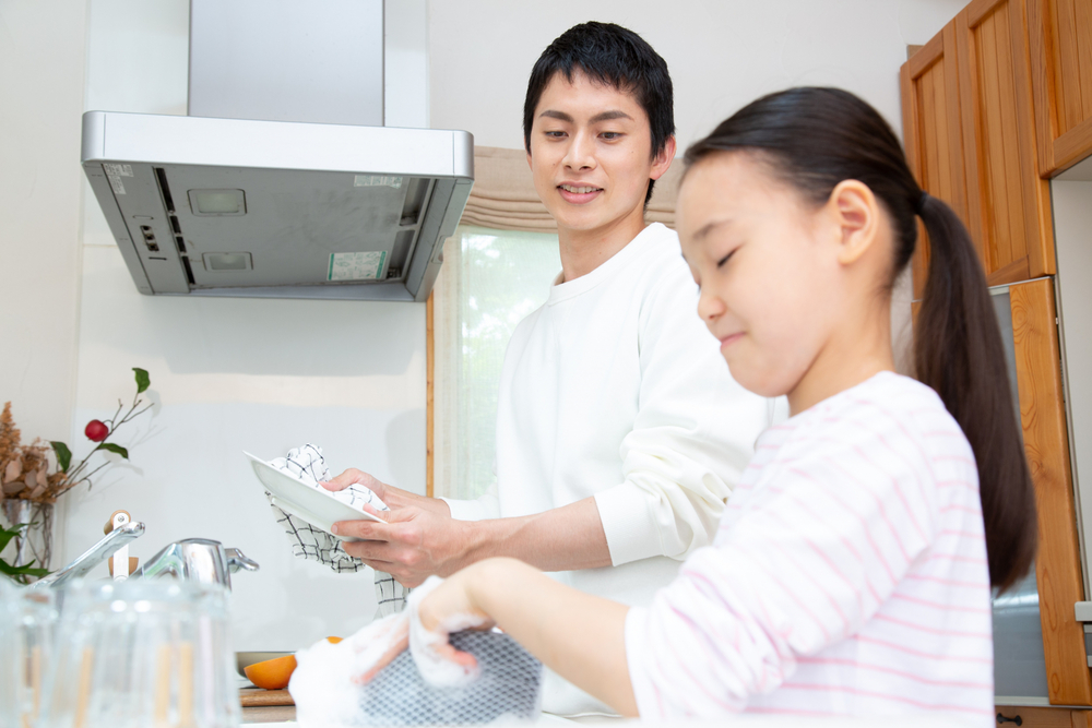 キッチンで洗い物をする親子
