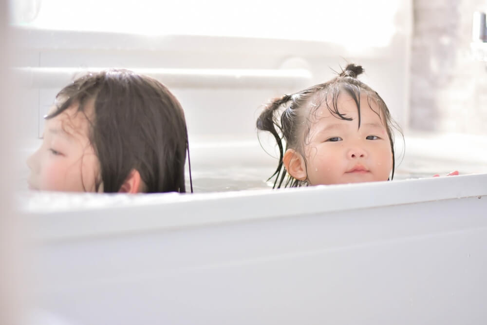 システムバス（ユニットバス）に入浴する子ども