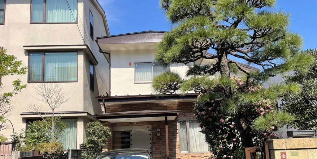 本日は築約50年のモルタルの家の塗装例をアップさせて頂きます。  屋根：PREMATEXの『ケイセラ2』コーヒーブラウン  外壁：日本ペイントの『パーフェクトトップ』ND-104  霧除け：板金カバー工法