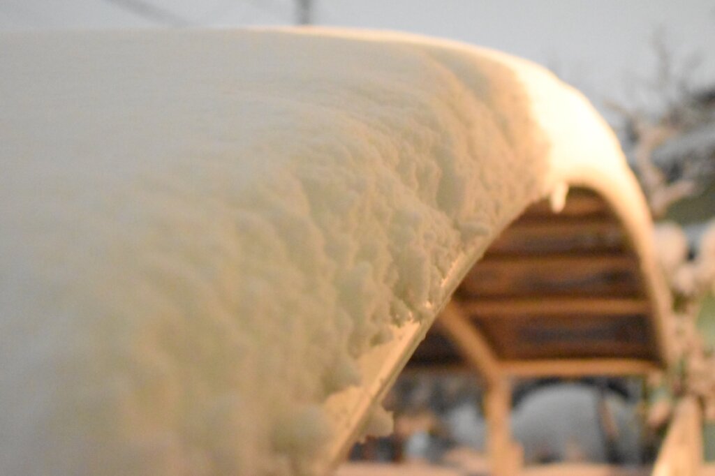 雪が積もったカーポート