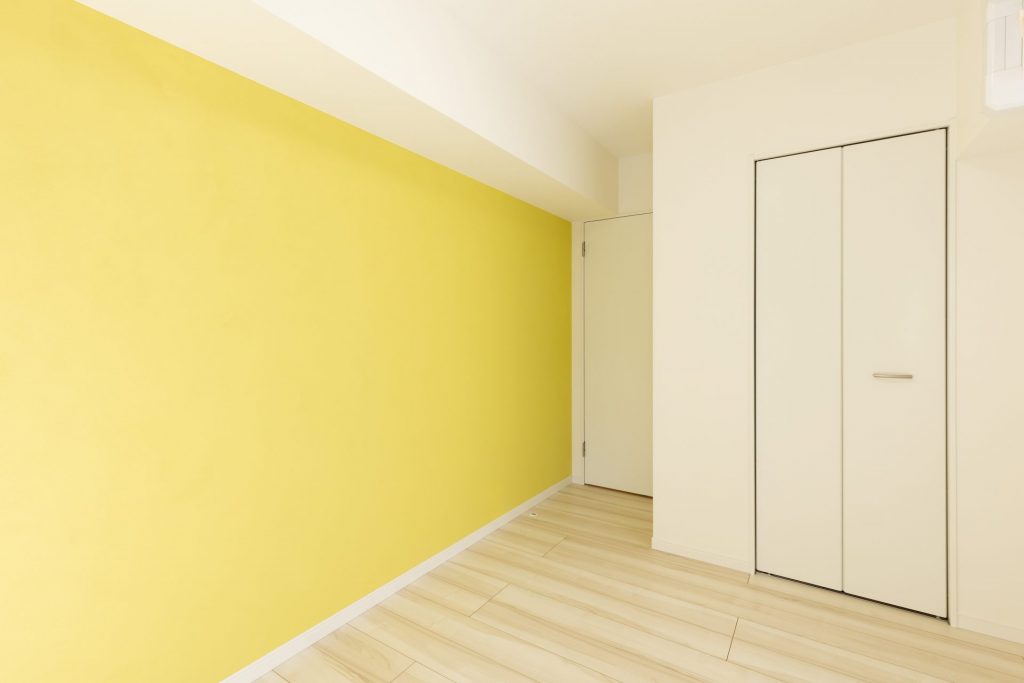 子供部屋　壁の一部をレモンイエローに塗装して明るく元気な印象に仕上げました