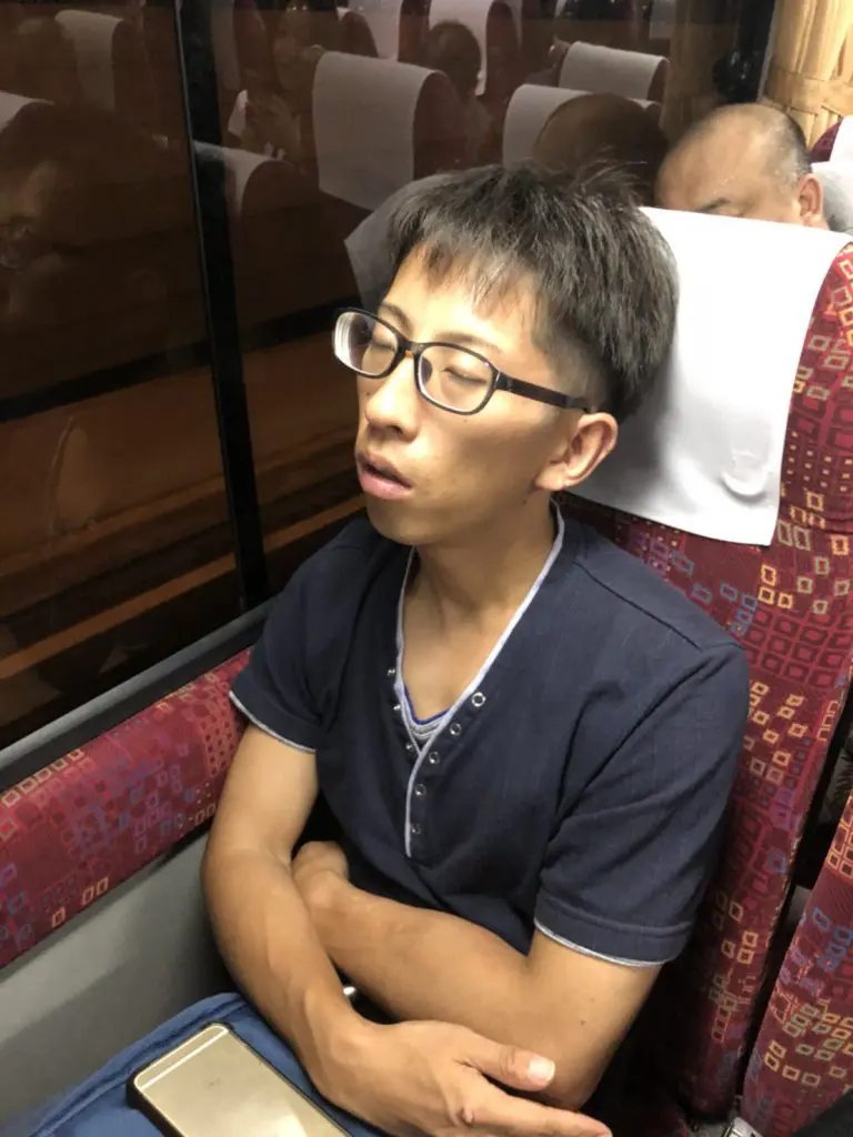 我慢できない日もあります。 13