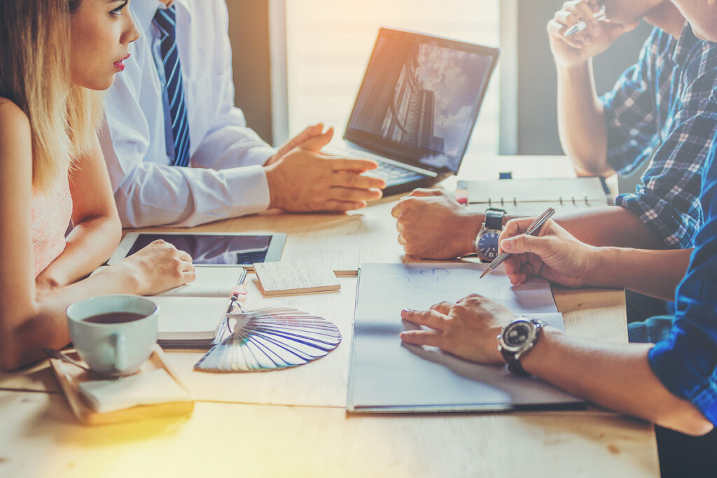 内装デザインの打ち合わせの様子