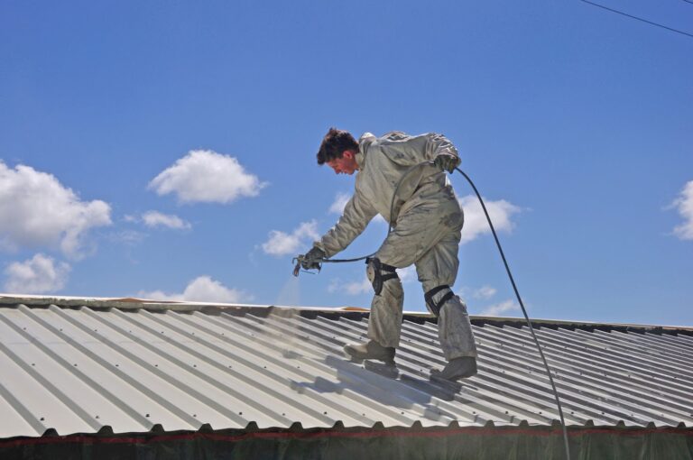 屋根にフッ素塗料を選ぶべき理由は？耐久性からコストパフォーマンスまで徹底解説