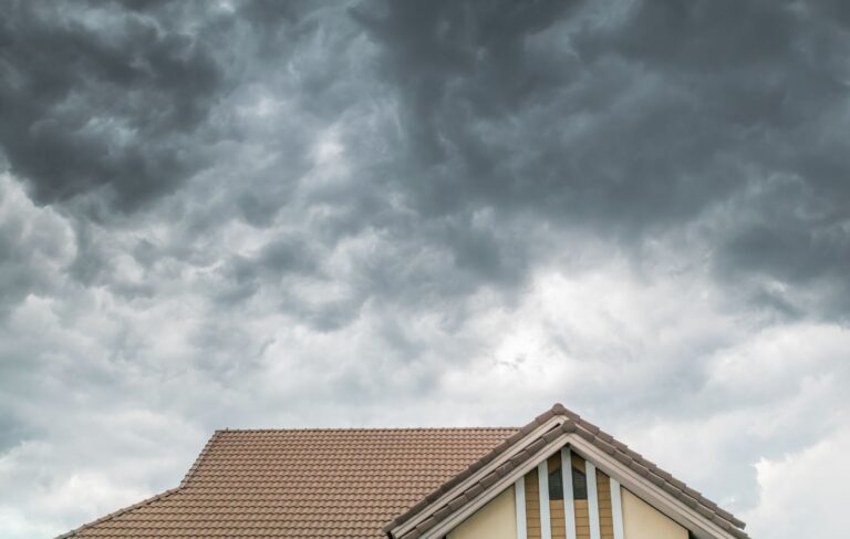 雨の日の外壁塗装はNG？知っておきたいポイントと対策