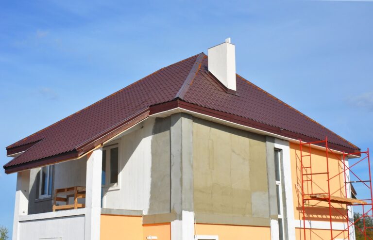 屋根塗装の選び方と費用ガイド – 塗料別で見る価格相場と耐用年数