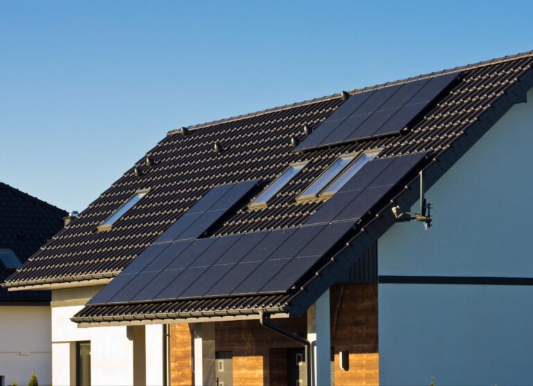 太陽光発電のコスト削減効果は？八潮市の費用相場・補助金・蓄電池の選び方を解説