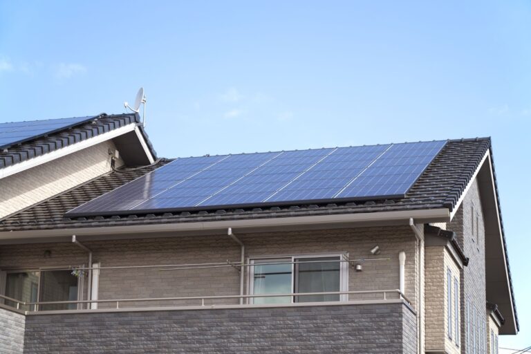 太陽光発電のコスト削減効果は？草加市の費用相場・補助金・蓄電池の選び方を解説