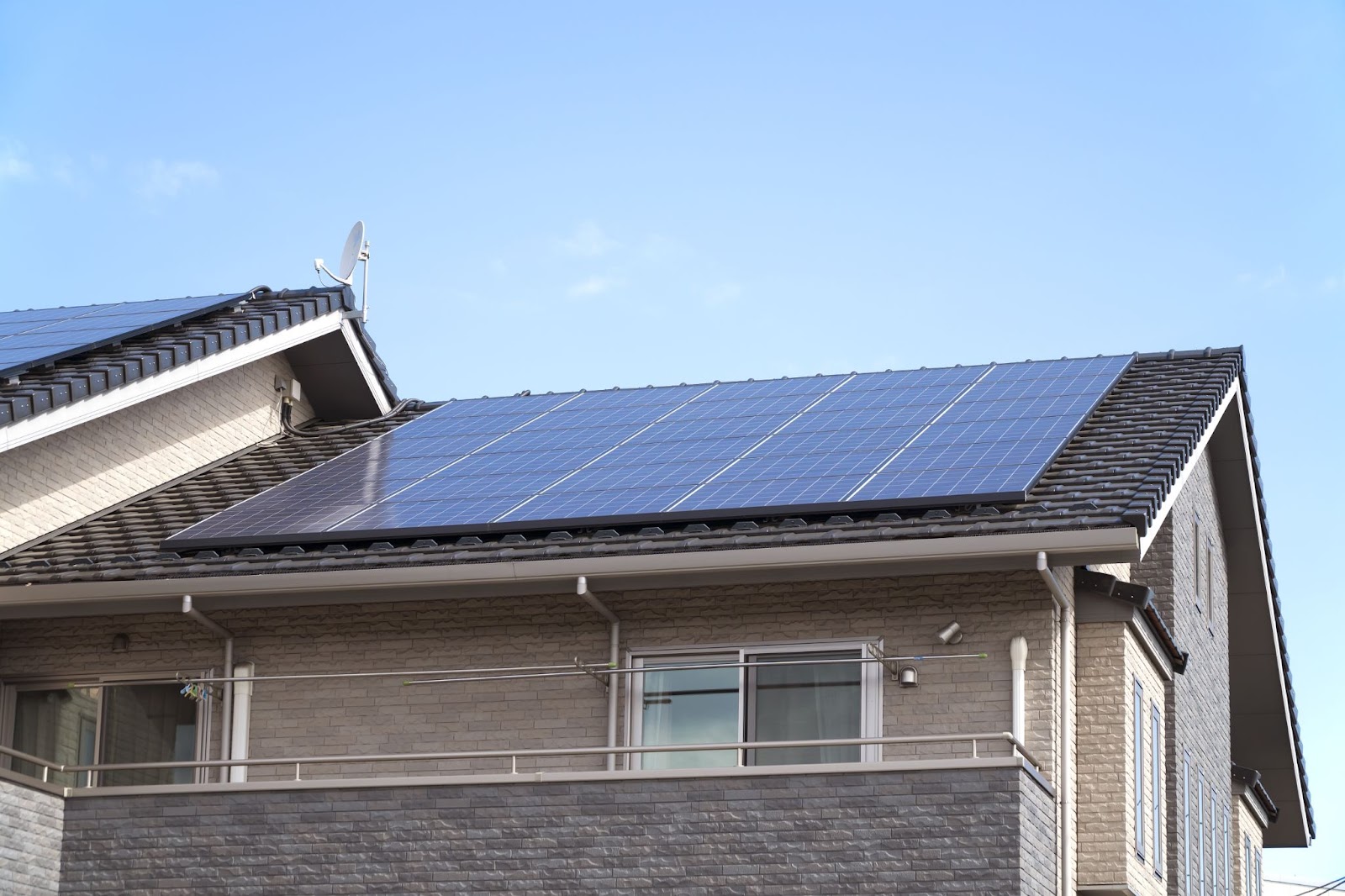 太陽光発電のコスト削減効果は？草加市の費用相場・補助金・蓄電池の選び方を解説