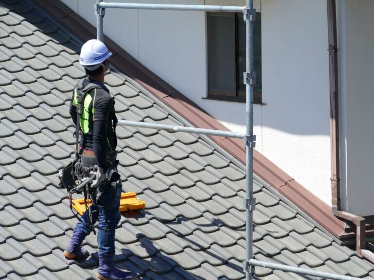 屋根材の選び方（スレート・金属・瓦）と太陽光の相性は？葺き替え前に知っておきたい比較ガイド