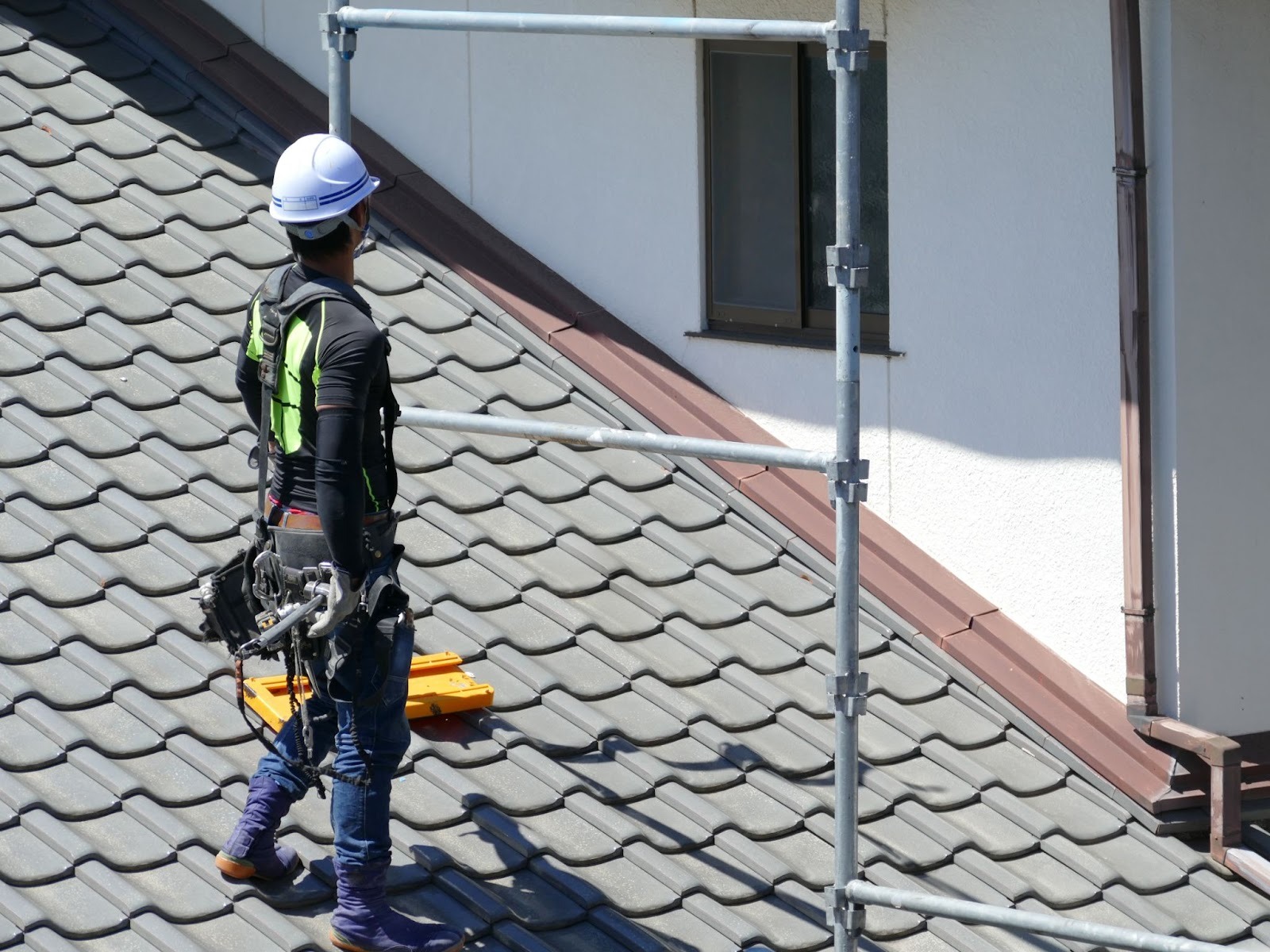 屋根材の選び方（スレート・金属・瓦）と太陽光の相性は？葺き替え前に知っておきたい比較ガイド