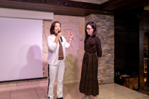 小林「赤間さんのメガネは伊達メガネです👓」