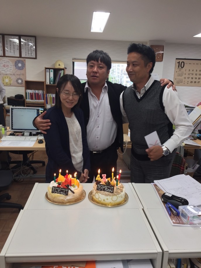 高島さん、吉澤さんお誕生日 ファミリー工房のスタッフの御誕生日をスタッフでお祝いしました。
