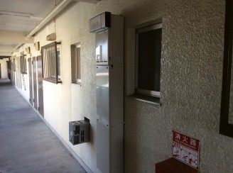 新しい給湯器は廊下に設置します。 新しい給湯器は廊下に設置します。