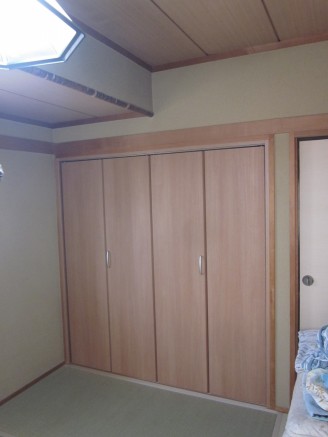 枠の回りのクロスをいためることもなく、工期も短く、工事中のほこりも最小限に、金額も抑えてご提案ができます 枠の回りのクロスをいためることもなく、工期も短く、工事中のほこりも最小限に、金額も抑えてご提案ができます