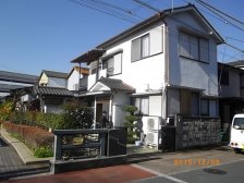 トタン部分など、塗装が劣化して剥がれて来ている様な状況でした。ずいぶん前に塗装工事は行いましたが、年齢を重ねるとともに家への拘りも薄れてきてしまい、手付かづの状態となりました。ここで手入れをしなければならないタイミングでした。 トタン部分など、塗装が劣化して剥がれて来ている様な状況でした。ずいぶん前に塗装工事は行いましたが、年齢を重ねるとともに家への拘りも薄れてきてしまい、手付かづの状態となりました。ここで手入れをしなければならないタイミングでした。