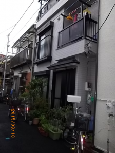 壁の劣化と雨漏れ対策、実際に雨漏れしてきていることもあり今回、外壁塗装をお考えになられました。 壁の劣化と雨漏れ対策、実際に雨漏れしてきていることもあり今回、外壁塗装をお考えになられました。