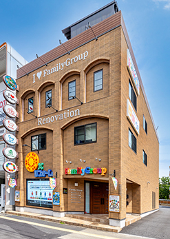 新社屋の1階ショールームは、環状7号線沿い 千代田線 北綾瀬駅より徒歩7分と大変便利な場所になりました。火曜日から土曜日の11時~19時でご覧いただけます。